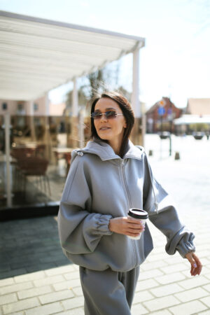 Kostiumas hoodie su pūkeliu šviesiai pilka spalva